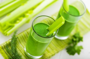 Actúa como aspirador del intestino y le aporta vitaminas.  agregar al jugo