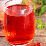 Czerwone porzeczki Działa jak naturalny eliksir odmładzający. Ten kwaskowaty sok wzmacnia serce i pomaga zasypiać