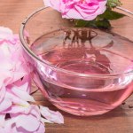 Działa tak doskonale, jak pachnie. Wodę różaną stosuj na skórę, włosy i do picia