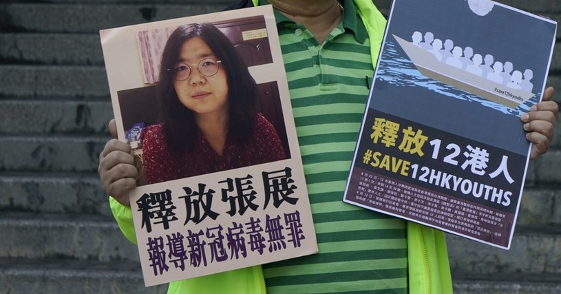 Działacz prodemokratyczny trzyma plakat ze zdjęciem Zhang Zhan, Hongkong, 28 grudnia 2020 r. /AP/Associated Press/East News /East News