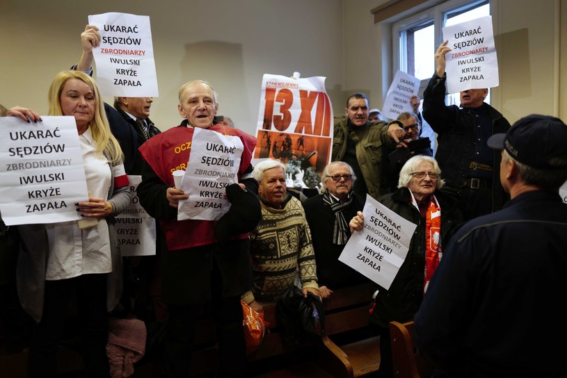 Działacze KPN blokują ogłoszenie wyroku / 	Andrzej Grygiel    /PAP