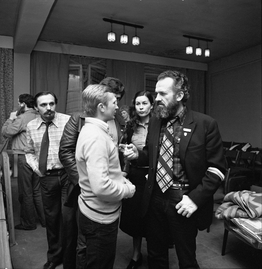 Działacze Międzyzakładowego Komitetu Strajkowego w nowej siedzibie, w Hucie Baildon. Nz. m.in. Kazmierz Świtoń /PAP/CAF/Kazimierz Seko /PAP