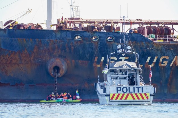 Działacze z organizacji Greenpeace oraz Extinction Rebellion przy użyciu pontonów i kajaków próbowali uniemożliwić statkowi nawigację /OLE BERG-RUSTEN  /PAP/EPA