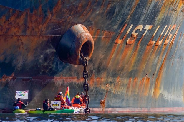 Działacze z organizacji Greenpeace oraz Extinction Rebellion przy użyciu pontonów i kajaków próbowali uniemożliwić statkowi nawigację /OLE BERG-RUSTEN  /PAP