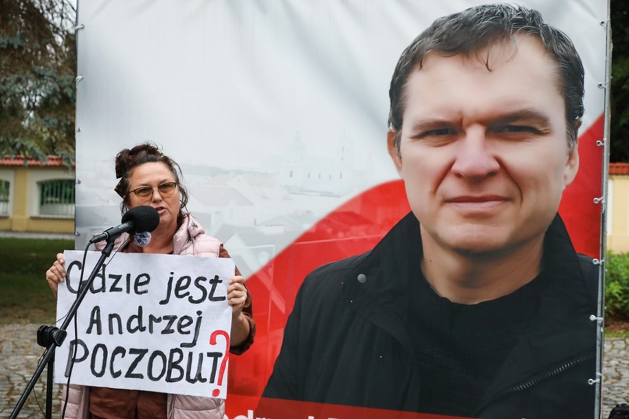 Działaczka Związku Polaków na Białorusi oddział z Lidy Olga Lisica podczas akcji solidarnościowej z więzionym przez reżim Łukaszenki dziennikarzem i działaczem Związku Polaków na Białorusi Andrzejem Poczobutem /Artur Reszko /PAP
