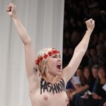 Działaczki Femenu zakłócają pokaz mody