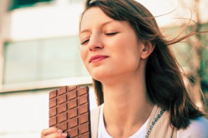 Działają lepiej niż czekolada. Tak zdrowo uregulujesz poziom "hormonu szczęścia"