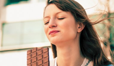 Działają lepiej niż czekolada. Tak zdrowo uregulujesz poziom "hormonu szczęścia"