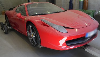 Działał metodą "na wnuczka". 24-latek jeździł Ferrari za milion złotych