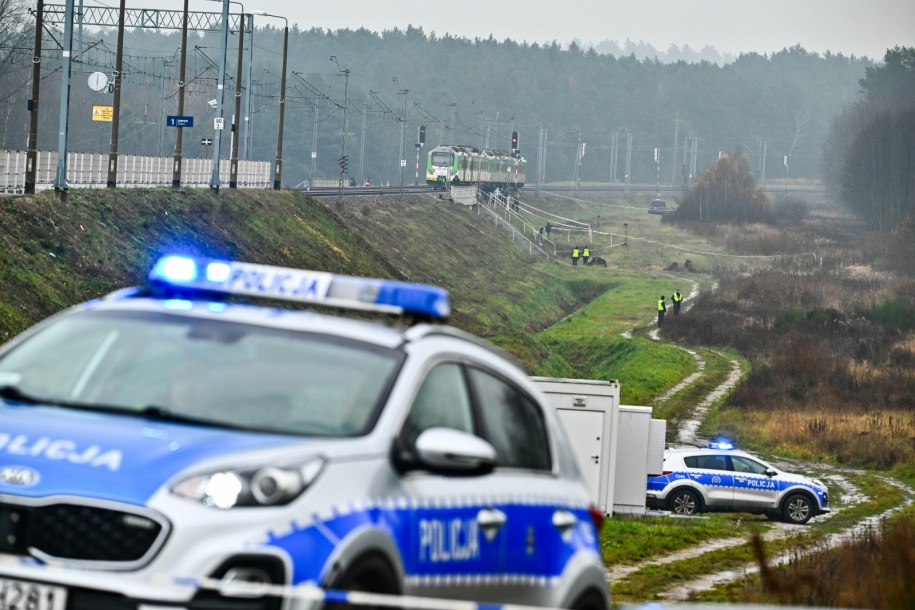Działania służb koło stacji kolejowej w okolicy miejscowości Mika /Przemysław Piątkowski /PAP