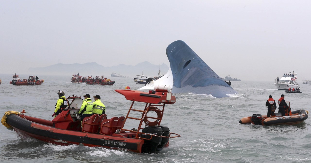 Działania służb przy tonącym Sewolu stały się przykładem tego, jak nie prowadzić akcji ratunkowych /East News