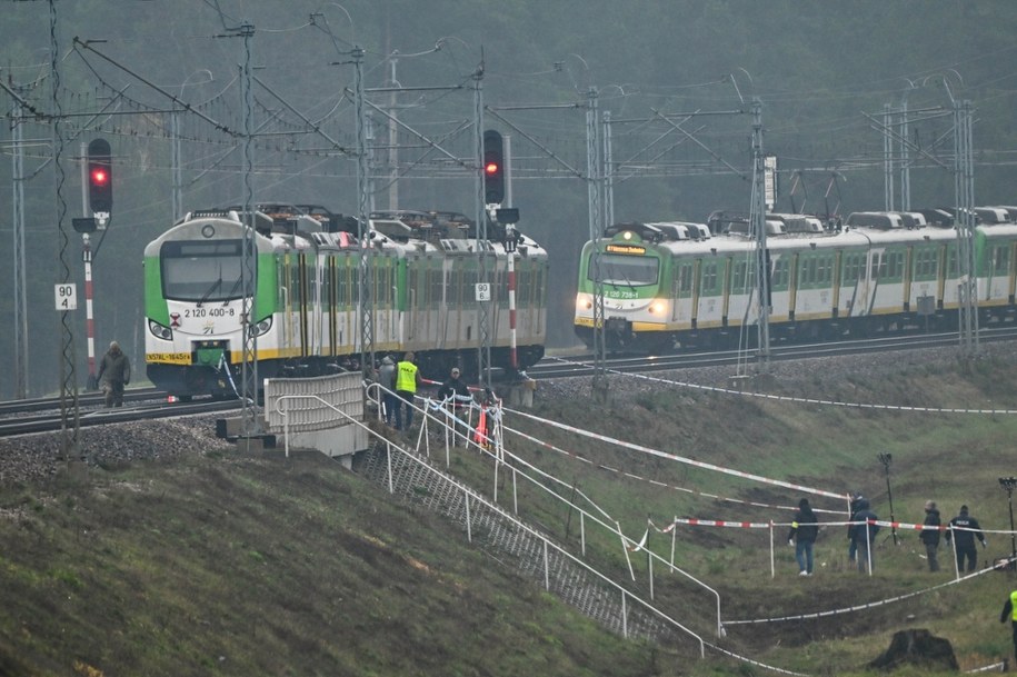 Działania służb przy zniszczonym fragmencie torowiska na trasie Dęblin-Warszawa przy stacji kolejowej w okolicy miejscowości Mika /Przemysław Piątkowski /PAP