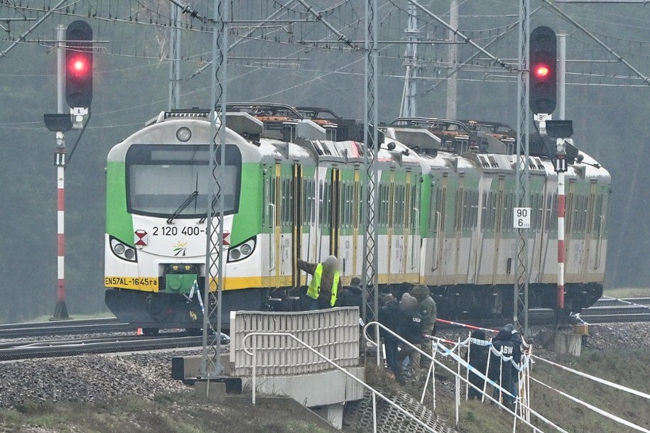 Działania służb przy zniszczonym fragmencie torowiska na trasie Dęblin-Warszawa przy stacji kolejowej Mika /Przemysław Piątkowski /PAP