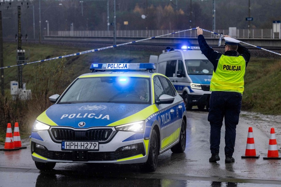 Działania służb przy zniszczonym fragmencie torowiska na trasie Dęblin-Warszawa przy stacji kolejowej w okolicy miejscowości Mika /WOJTEK RADWANSKI/AFP/East News /East News
