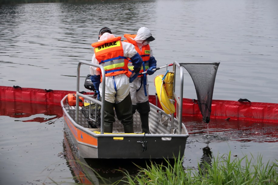 Działania straży na Odrze koło Gryfina /Jerzy Muszyński /PAP