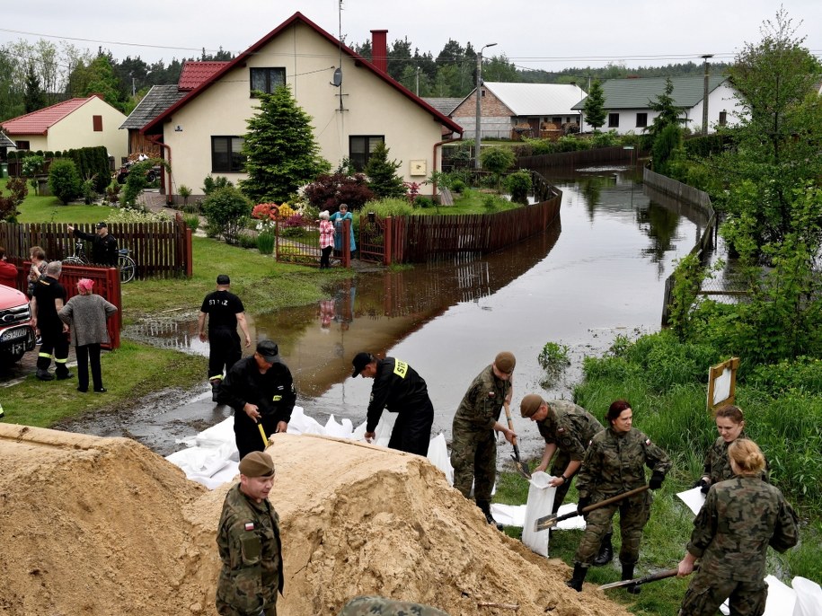 Działania w podtopionej przez wody Łęgu miejscowości Ruda /Darek Delmanowicz /PAP
