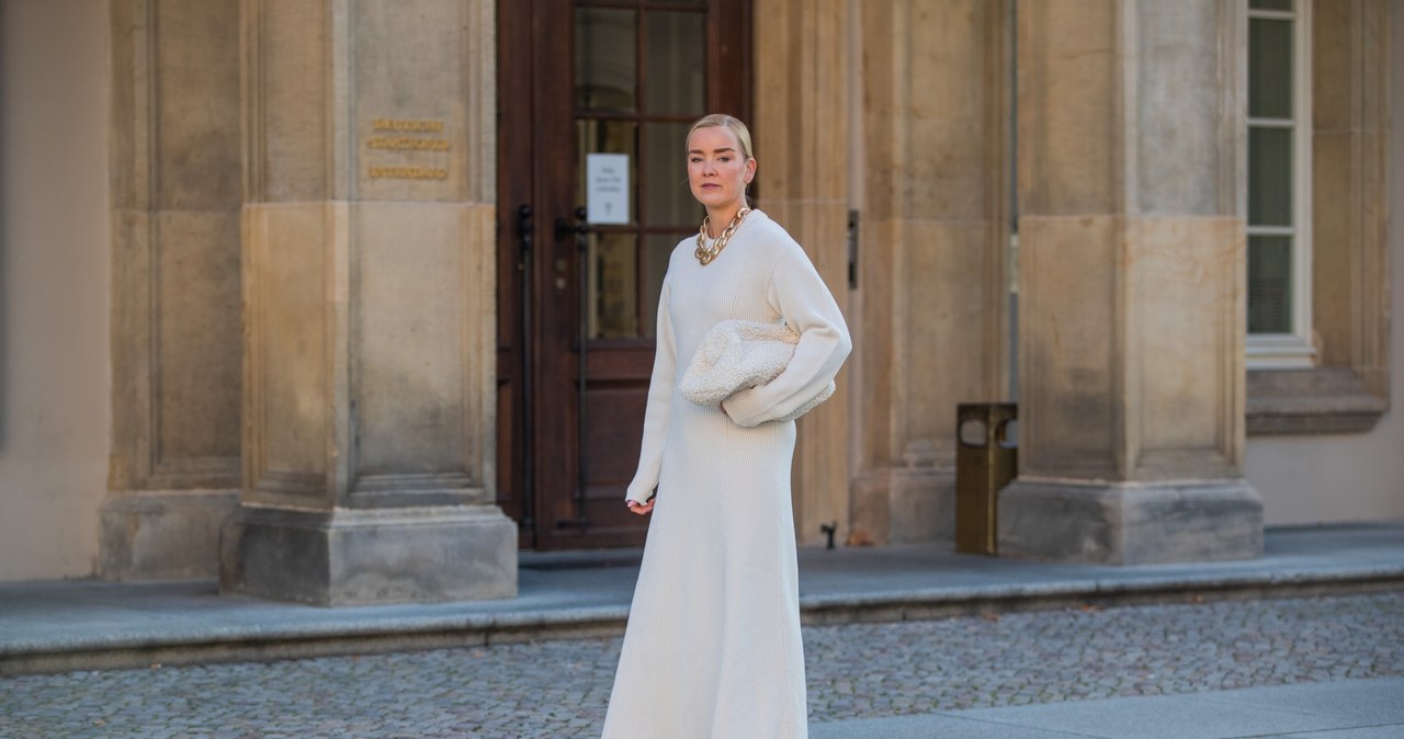 Dzianinowe sukienki kobiety pokochały za to, że świetnie sprawdzają się jako element zarówno luźnej, jak i eleganckiej stylizacji / Christian Vierig / Contributor /Getty Images