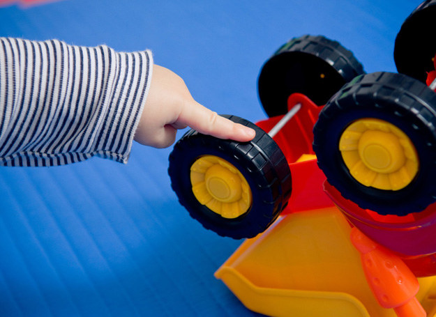 Dzieci autystyczne mają ograniczone zainteresowania i powtarzalne, schematyczne zachowania. /123RF/PICSEL