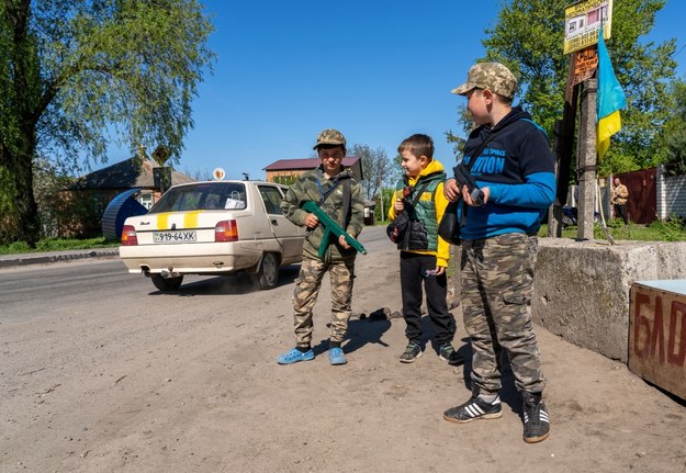 Dzieci bawiące się w miejscowości Czuhujew w obwodzie charkowskim /Mykola Kalyeniak /PAP
