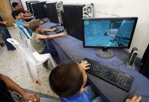 Dzieci bez nadzoru przed komputerem mogą wpaść w kłopoty /AFP