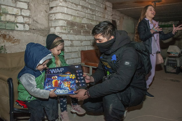 Dzieci chronią się przed pociskami w piwnicach Charkowa /VASILIY ZHLOBSKY /PAP/EPA