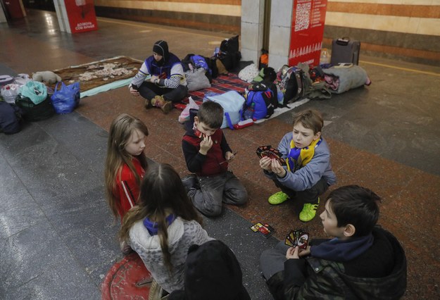 Dzieci chroniące się w kijowskim metrze /SERGEY DOLZHENKO /PAP/EPA