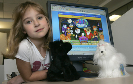 Dzieci coraz więcej czasu spędzają przed komputerem i telewizorem /AFP