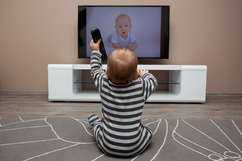 Dzieci do 3. roku życia nie powinny oglądać telewizji w ogóle /123RF/PICSEL