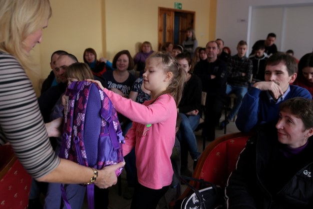 Dzieci dostały wyprawki do szkoły /Tomasz Waszczuk /PAP