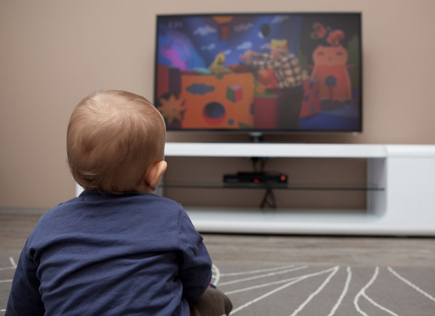 Dzieci już we wczesnym dzieciństwie oglądają za dużo telewizji. /123RF/PICSEL