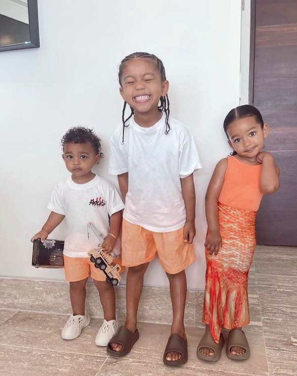 Dzieci Kim Kardashian i Kanye Westa w klapkach jego projektu /Instagram