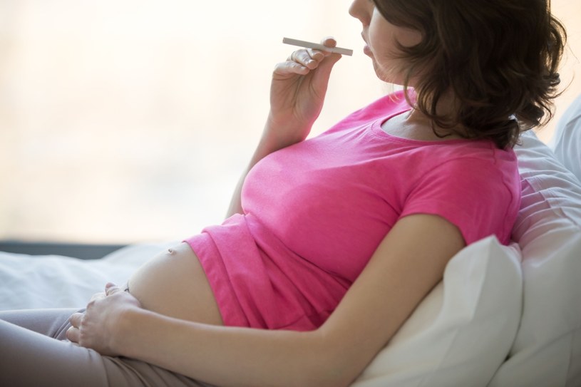 Dzieci kobiet palących mają z reguły niższą masę urodzeniową i częściej zapadają na choroby układu oddechowego /123RF/PICSEL