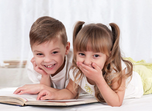 Dzieci, które czytają rozwijają swoją wyobraźnię. /123RF/PICSEL
