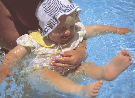 Dzieci, które od niemowlęctwa uczą się pływać, lepiej rozwijają się ruchowo