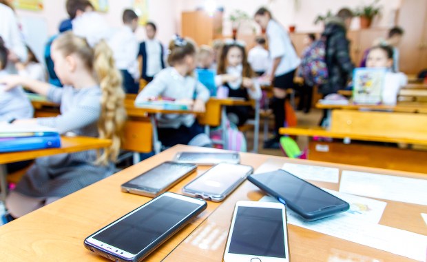 "Dzieci mają być w relacji". Czy zakaz telefonów naprawdę działa? 