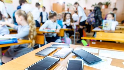 "Dzieci mają być w relacji". Czy zakaz telefonów naprawdę działa? 