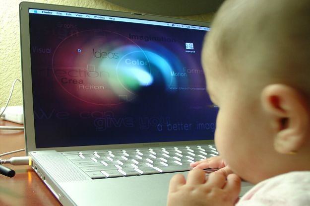 Dzieci mają kontakt z komputerami od pierwszych miesięcy - czy to dobrze? Niekoniecznie /stock.xchng