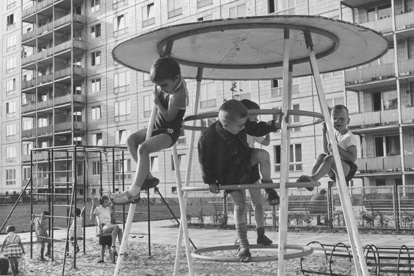 Dzieci na placu zabaw w Berlinie Wschodnim, rok 1965 /Getty Images/Flash Press Media