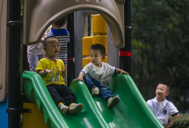 Dzieci na placu zabaw w Chinach. /ALEX PLAVEVSKI /PAP/EPA