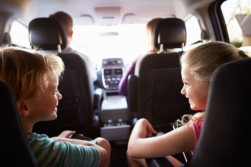 Dzieci należą do najbardziej wymagających pasażerów. Dobrym sposobem na zwalczenie nudy w trakcie długiej trasy są audiobooki /123RF/PICSEL