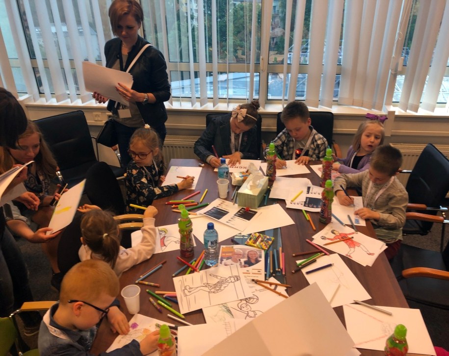 Dzieci namalowały wiele reklam do specjalnego wydania dziennika /Michał Dobrołowcz /RMF FM