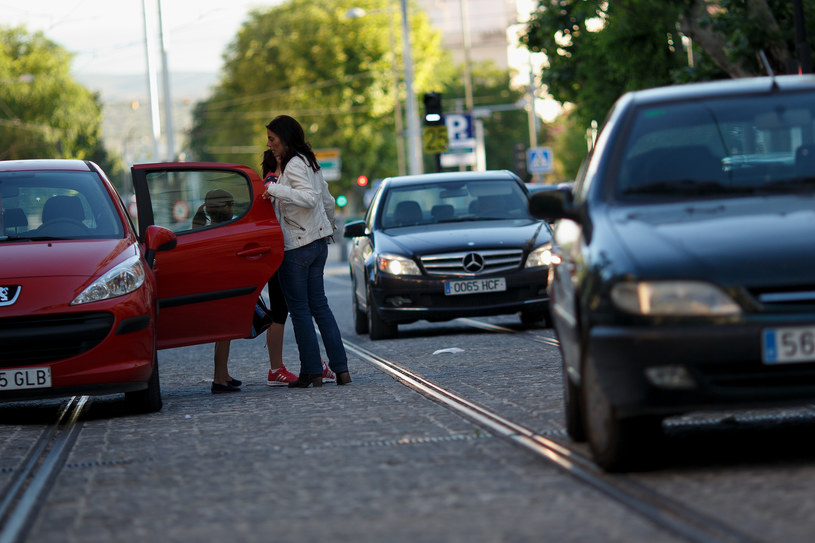 Dzieci nie powinno wozić się autem? /Getty Images
