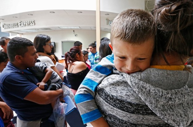 Dzieci nielegalnych imigrantów oddzielone od rodziców przebywają obecnie w ośrodkach odosobnienia Biura Świadczeń dla Uchodźców. /LARRY W. SMITH /PAP/EPA