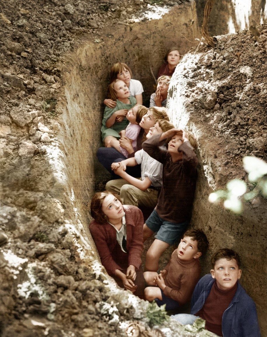 Dzieci obserwujące potyczkę w bitwie o Anglię /UPPA/Photoshot    /PAP