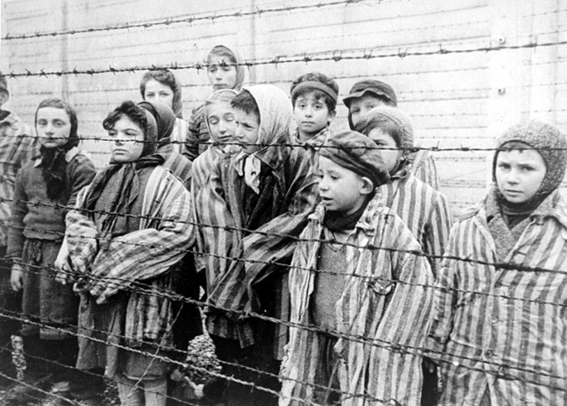 Dzieci ocalałe z zagłady w obozie Auschwitz-Birkenau /Domena publiczna /INTERIA.PL/materiały prasowe