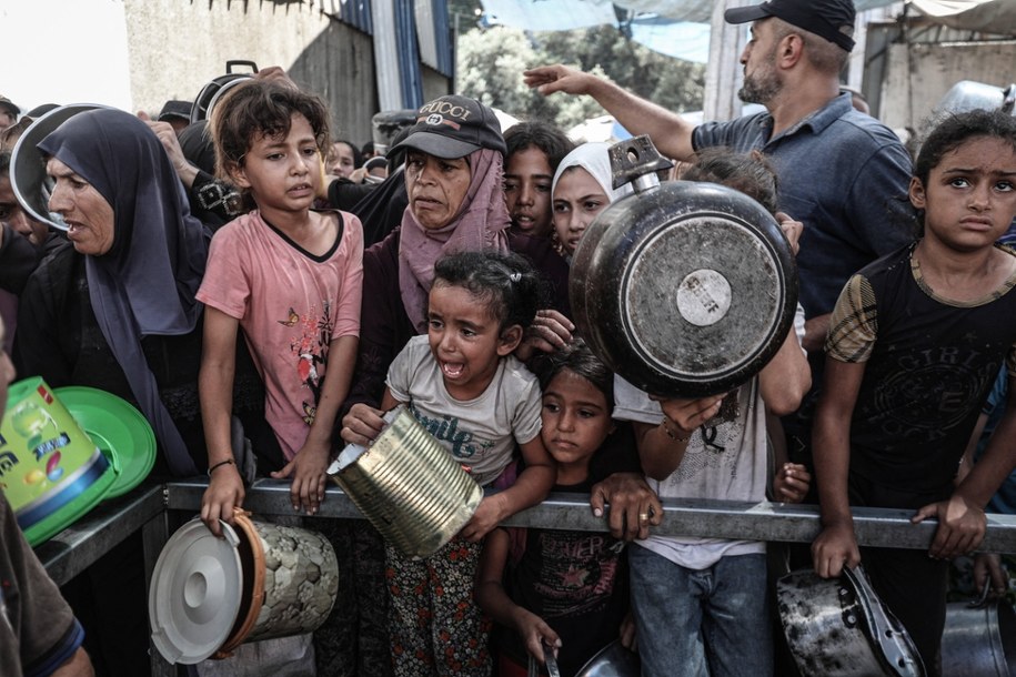 Dzieci oczekujące na żywność w Gazie /AA/ABACA /PAP/Abaca