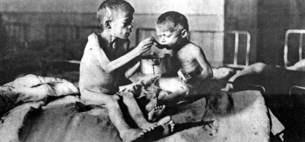 Dzieci - ofiary Wielkiego Głodu na Ukrainie na zdjęciu archiwalnym z 1933 roku /UKRINFORM    /PAP