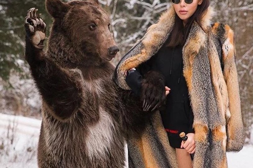 Dzieci oligarchów i niedźwiedź, który utożsamiany jest z Rosją /@RichRussianKids /Instagram