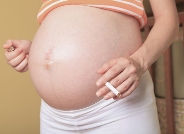Dzieci palących matek są narażone na toksyczne działanie nikotyny i innych substancji zawartych w palonym tytoniu /123RF/PICSEL