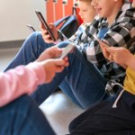 Dzieci płacą za social media ocenami? Wyniki badania zaskakują